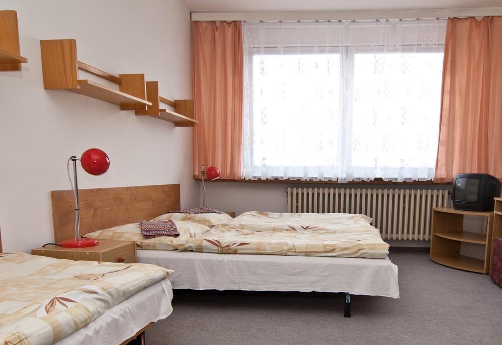 Domov Mladeze A Skolni Jidelna Karlovy Vary Hotel Quarto foto