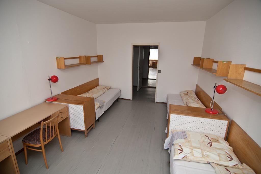 Domov Mladeze A Skolni Jidelna Karlovy Vary Hotel Quarto foto